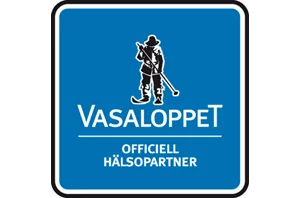 Blå skylt med en siluett av en person som åker skidor, med titeln "Vasaloppet" och märkt "Officiell Hälsopartner.