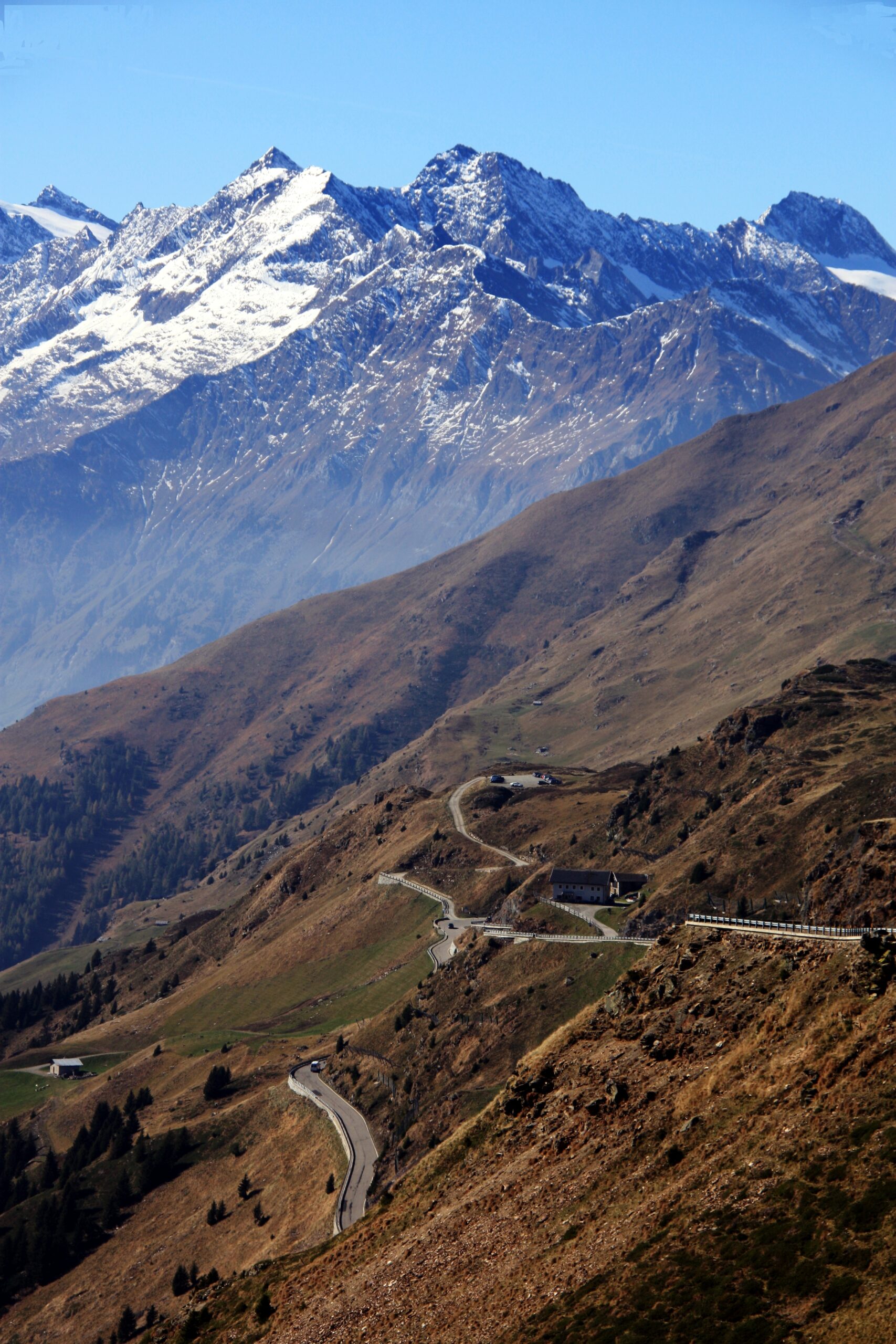 MountainPassRoadInARockyMountainLandscapeInThe - Aktivitus