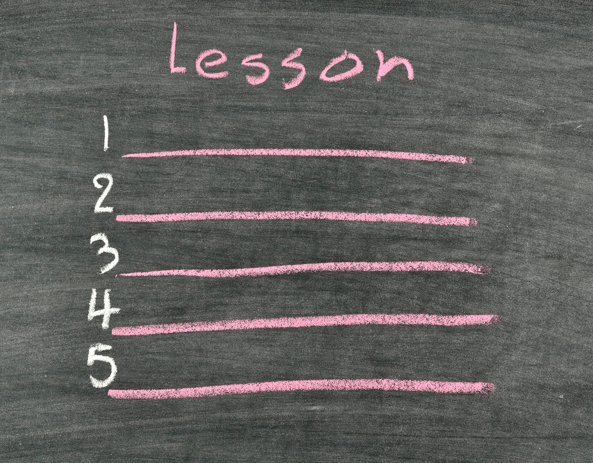 En tavla med "lesson" högst upp och en numrerad lista från 1 till 5 med en tom rad bredvid, allt i rosa krita - perfekt för att anteckna tips om löpning eller hur man undviker skador under träningspasset. - Aktivitus lektion
