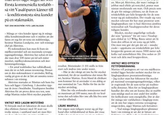 Person som tränar på en skidträningsmaskin i ett gym, bär hjälm och sportutrustning. Textblock omger bilden.