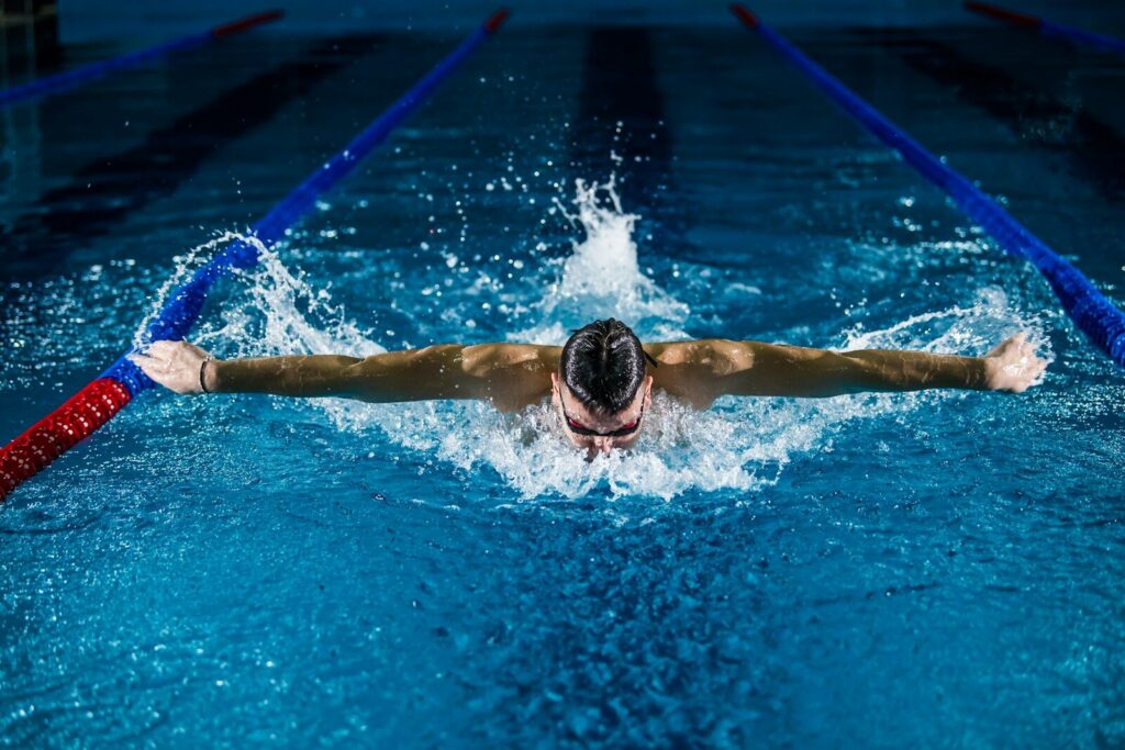 Bild - Aktivitus man doing butterfly stroke