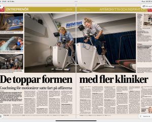 Två personer tränar på stationära cyklar i en fitnessmiljö. Sidan innehåller artiklar och bilder, med fokus på entreprenörskap och fitnesskliniker. Texten är på svenska.
