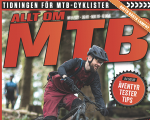 En person som bär cykelutrustning cyklar på en mountainbike i en skog. Tidningens omslag har titeln "Allt Om MTB" och lyfter fram artiklar om äventyr, tester och tips för cyklister.